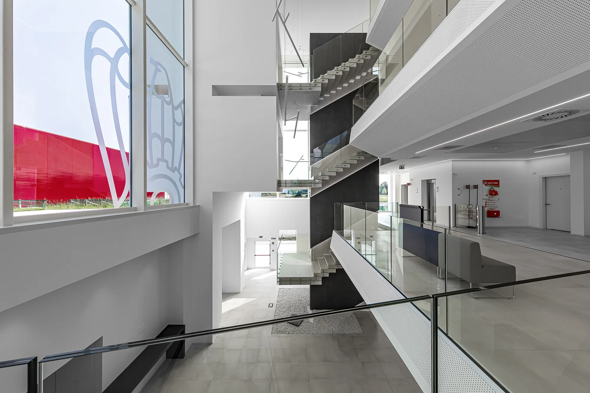 Confindustria Bergamo — atrio con scala scultorea